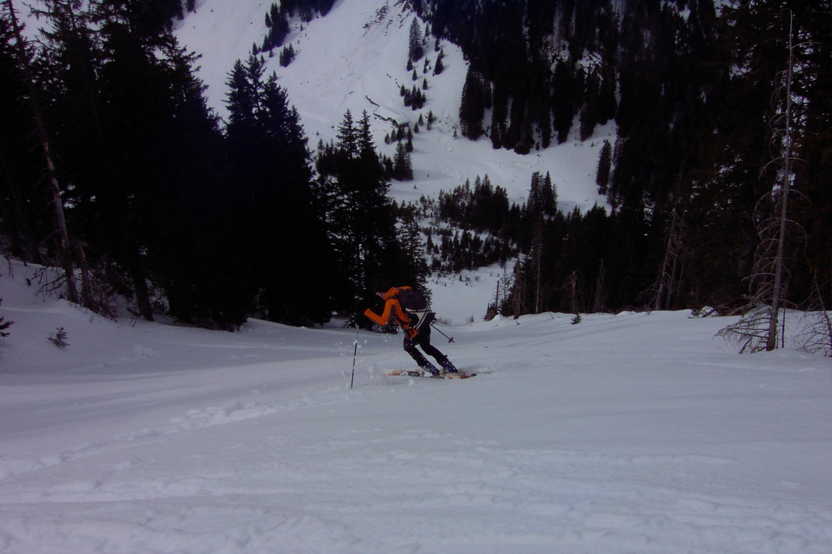 descente dans un couloir raide vers Chirel