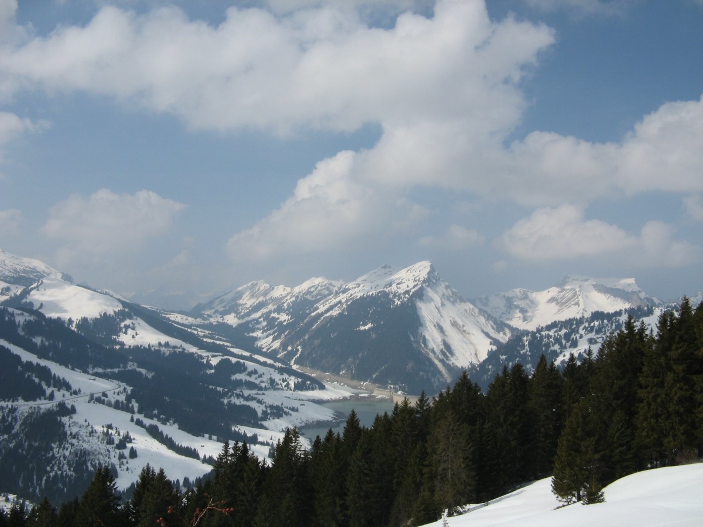 Le lac de l'Hongrin, vu depuis le chalet de Montagnette