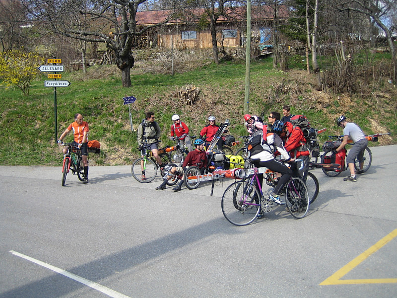 Manifestation de véloskieurs contre les voitures qui ne dépassent pas 70km/h dans la descente de Freydières