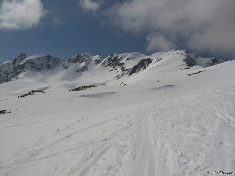 La dernière combe avant Pointe Ronde (en haut à droite)