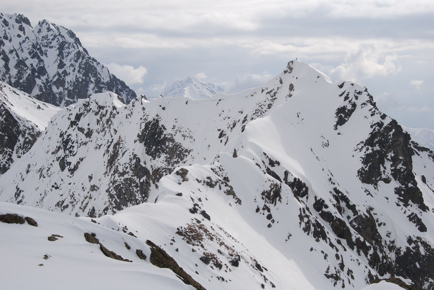 La Cima Nera di Rogneda 2926 m dalla Cima Rossa 2916 m.