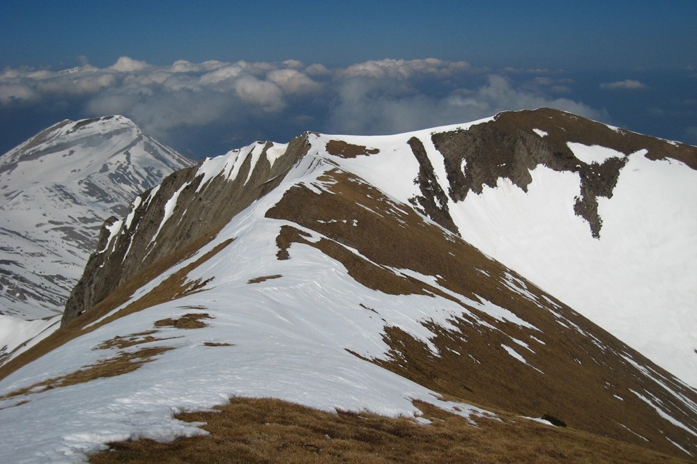 à G le Mont Barral, à D la crête de Larchat au-dessus de la face E