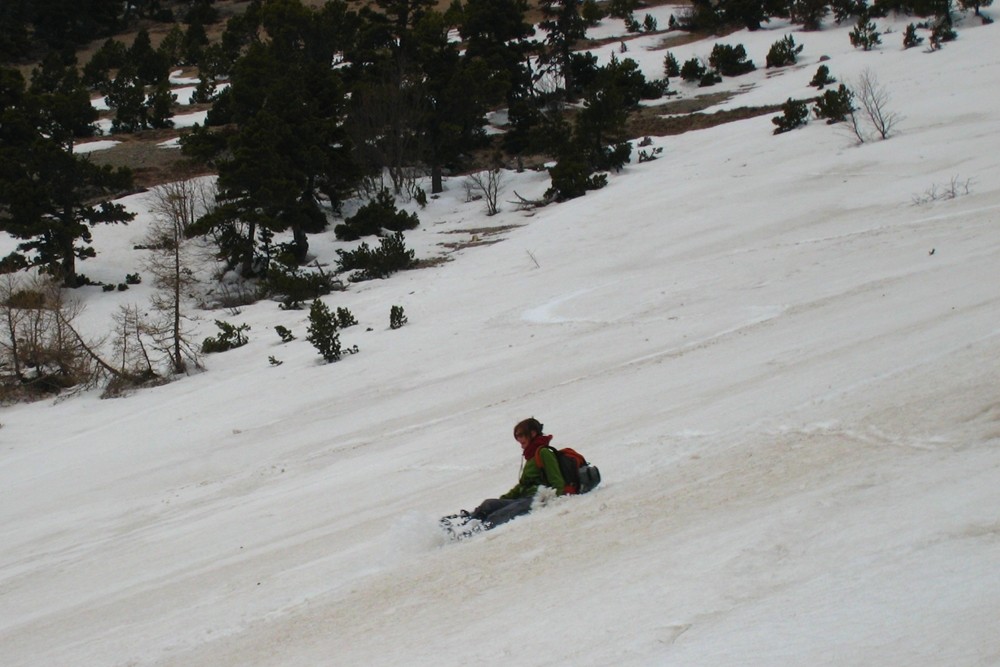 Jo en descente "sur les fesses" de la face S du Jocou
