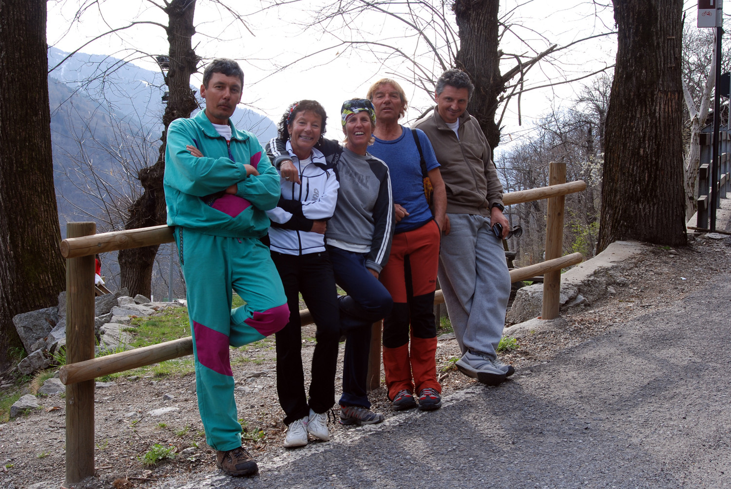 Foto di gruppo dopo la sosta obbligata ad un crotto in Valchiavenna.