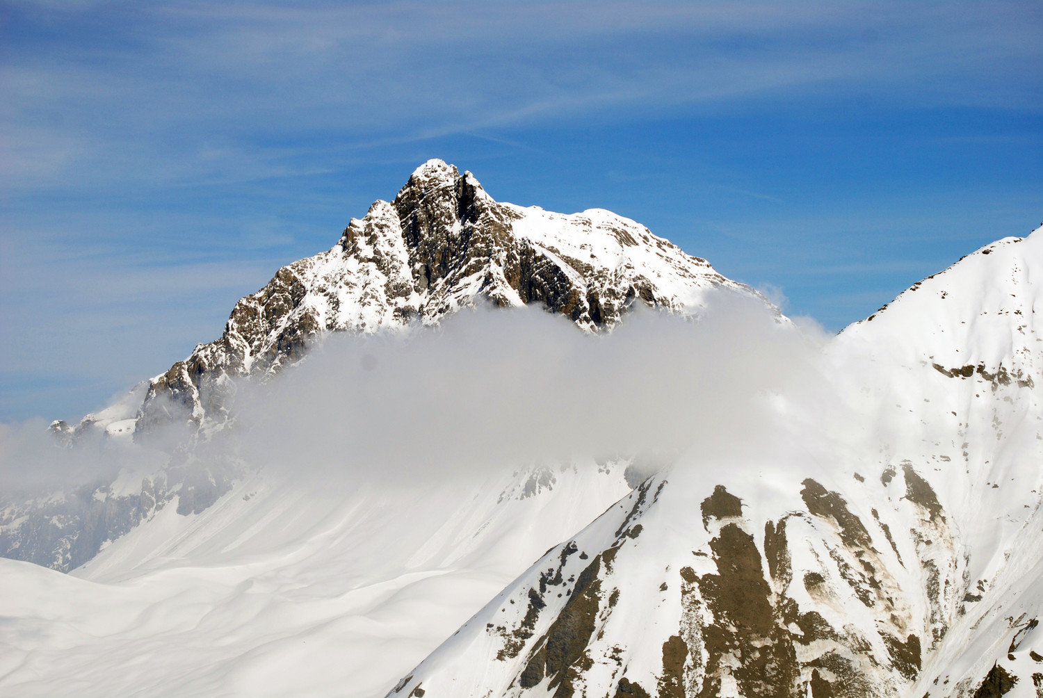 Lo svettante Piz Mitgel 3158 m dal Piz Carungas 2622 m.