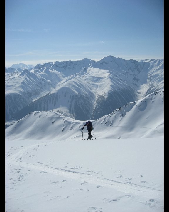 Au fond, rive gauche de la vallée de Conches