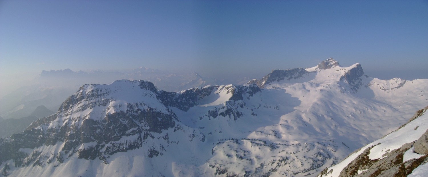 Grande Jumelle: vue sur le Chambairy (à gauche) et les Cornettes de Bise (à droite); sur l'horizon à gauche on devine les Dents du Midi