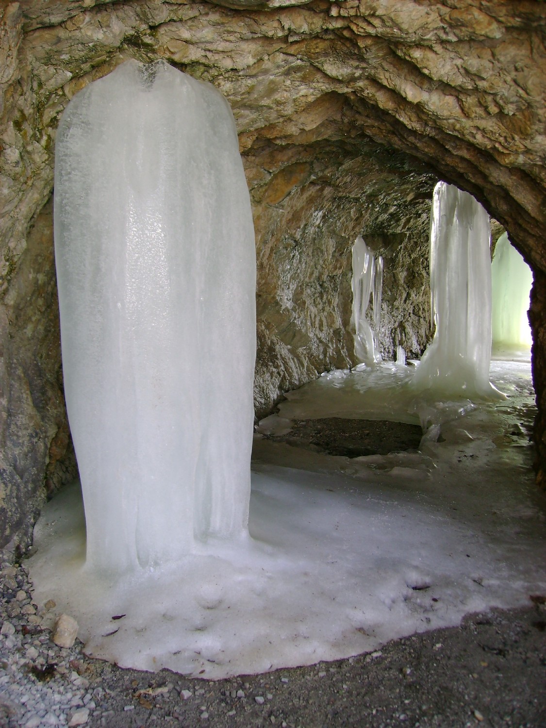 Grande Jumelle: stalactites de glace dans le tunnel qui mène à la Montagne de l'Au