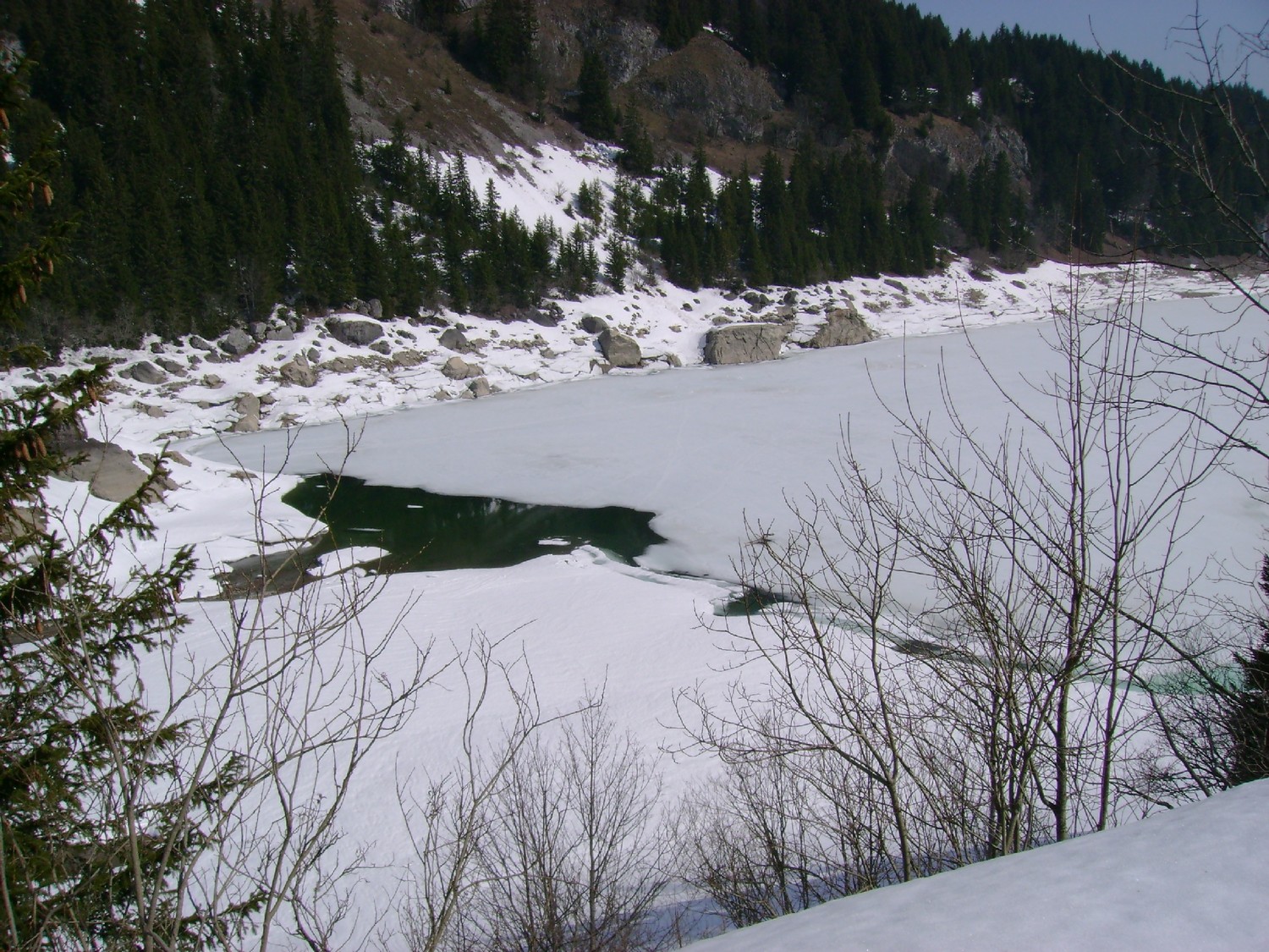 Le Lac de Tanay commence à dégeler