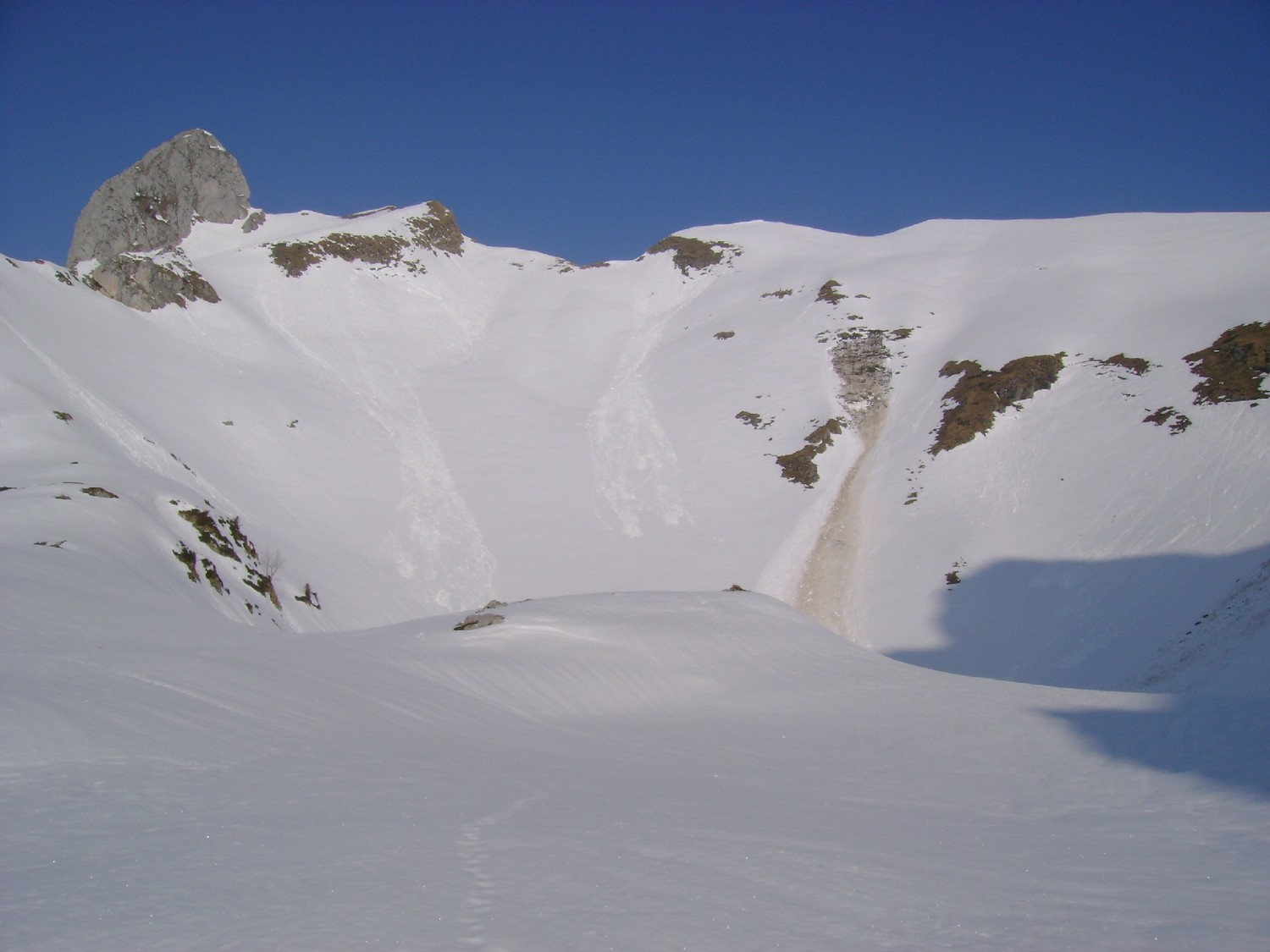A gauche, faces SE des Monts Gardy et Valeur vus de La Combe