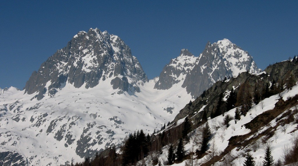 Col de l'Encrenaz encadré par les Aiguilles de la Persévérance, Morris et de la Mesure.