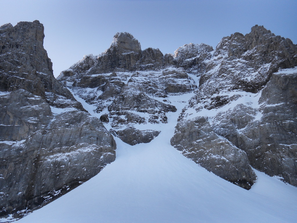 à gauche: couloir de la dent jaune, à droite: couloir des doigts