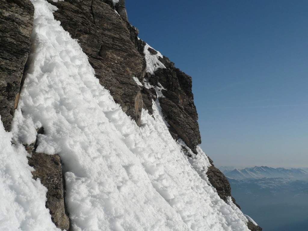 Un passage semble possible par le couloir à droite pour rejoindre la face NW