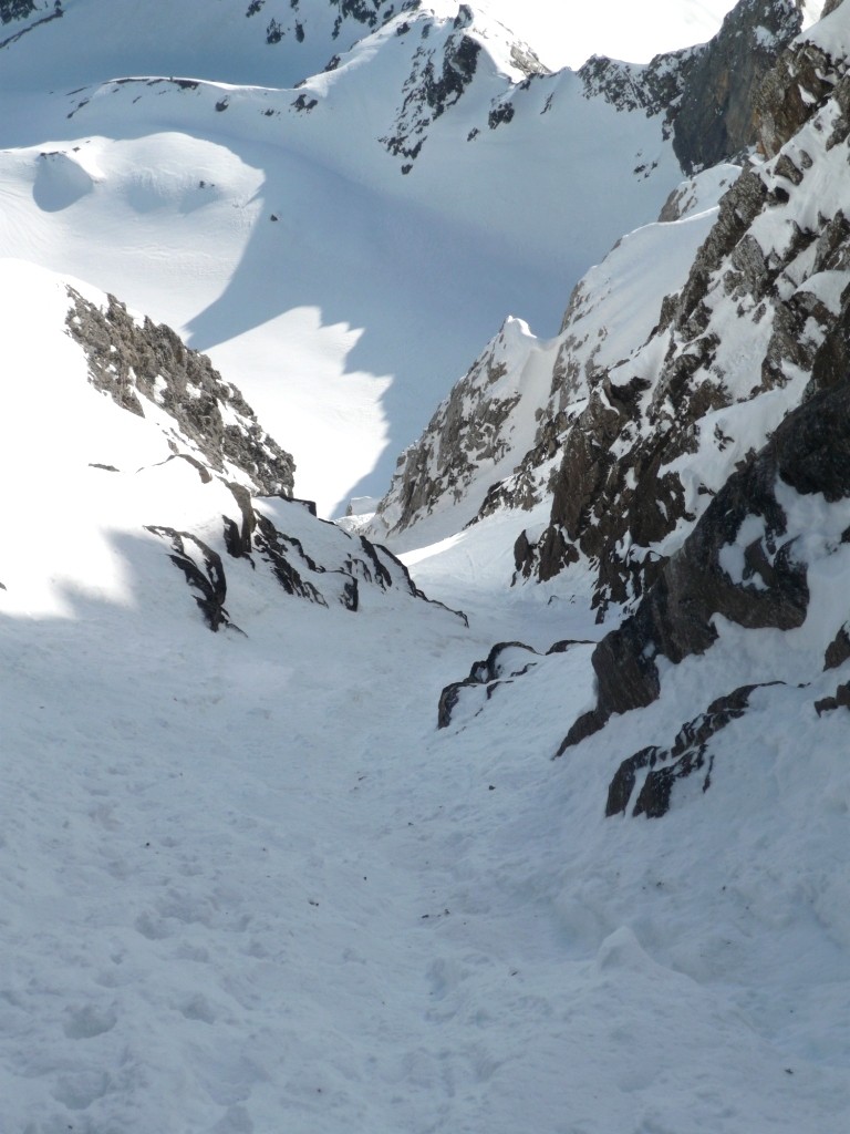 Vue sur le couloir NE qui borde la rive droite de la face NE de la Cime de l'Est