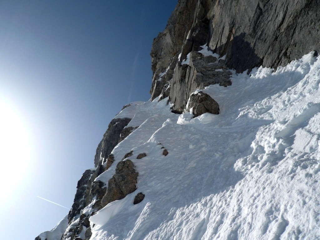 neige poudreuse dans la rampe d'accès au couloir