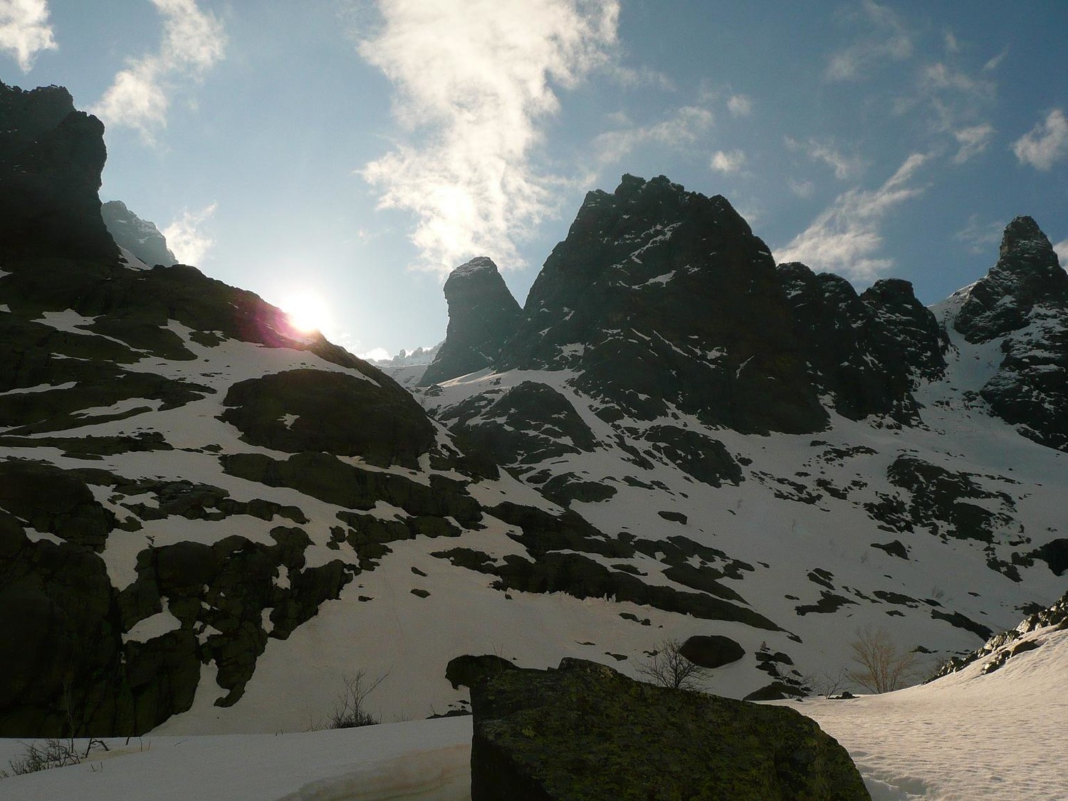 Le canyon est sous la crête qui masque le soleil, au loin la tour penchée