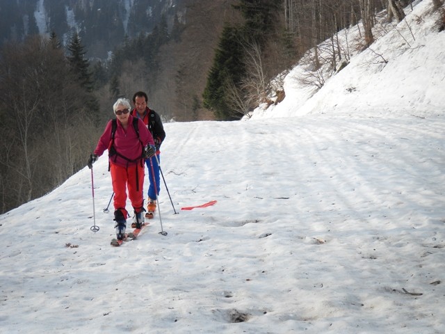 En arrivant sous les roches