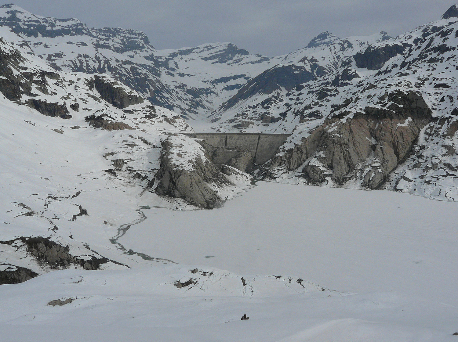 Le barrage de Barberine et une retenue d' Emosson très basse, hiver froid ou futurs travaux