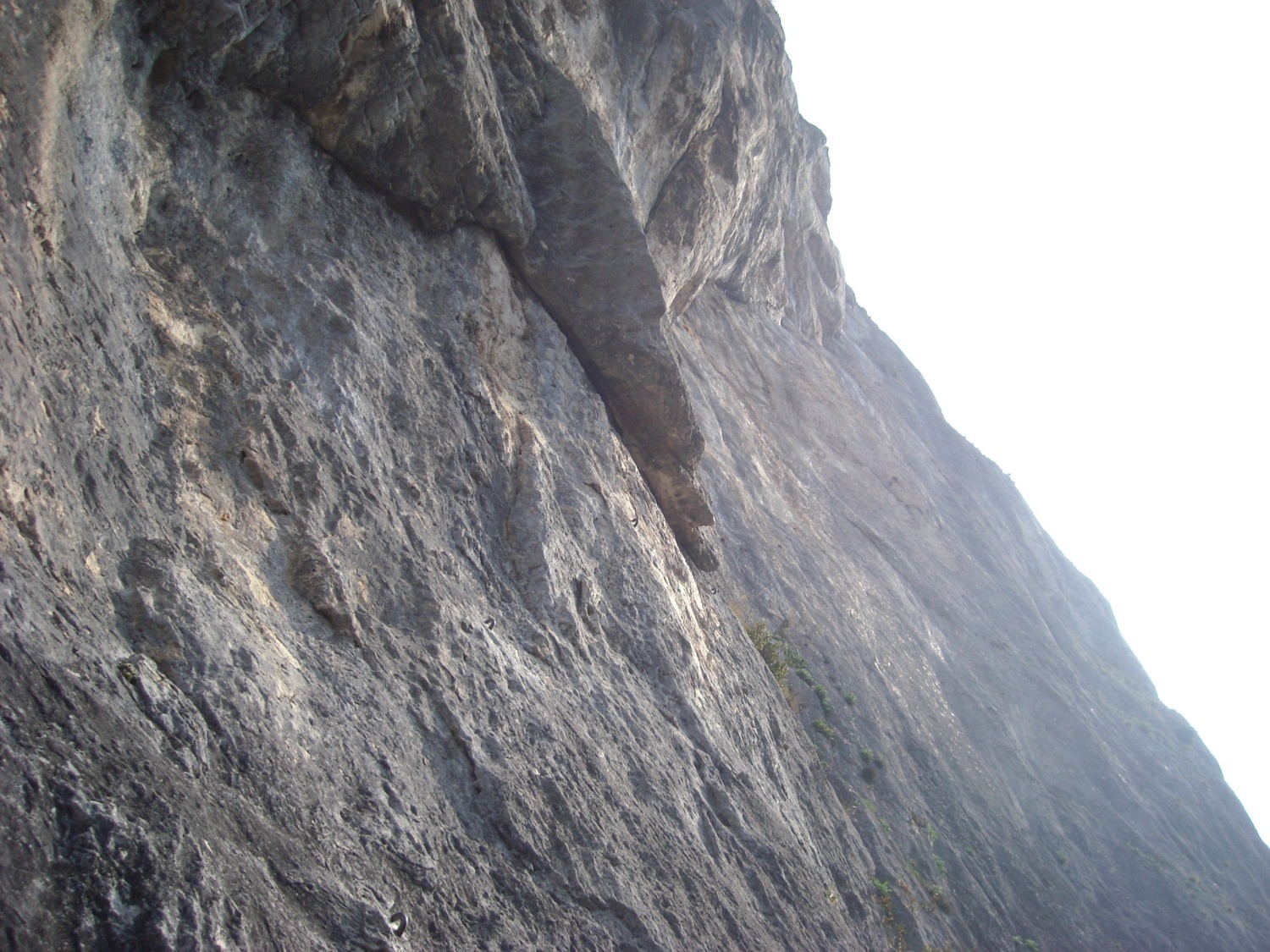 Vue sur L2, crux de la voie, 6a.