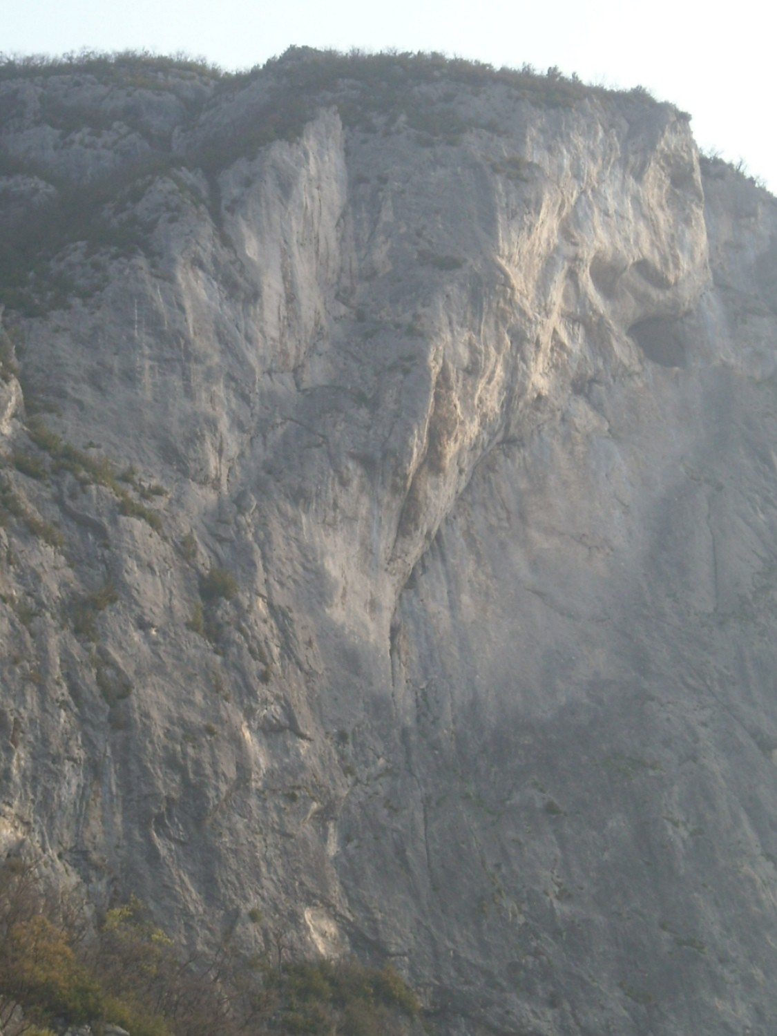 Vue sur la Dame Blanche, Charme Rompu suit la diagonale au centre.