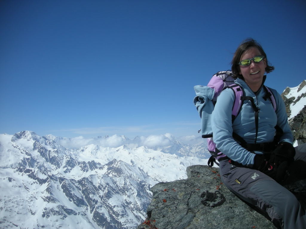 Céline devant la Massif du Mt Blanc au Col de Vasevay