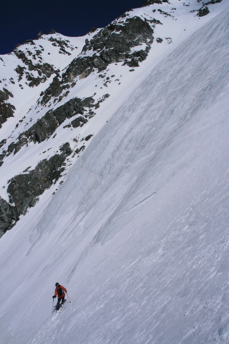 Sylvain sous la langue glaciaire du Glacier Pendant