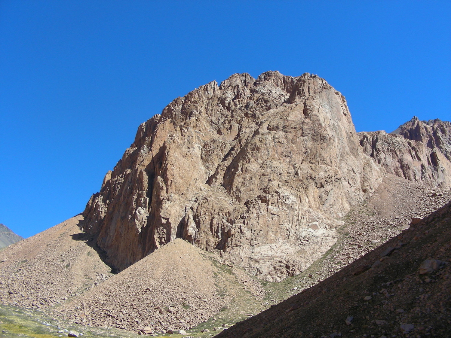 El Pico Patria visto desde atrás del segundo tapon de los Arenales