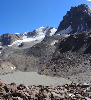 Vista hacia el W en el Rincon Alpino. Al fondo, el Cerro Huarpe. Vista hacia el W en el Rincon Alpino. Al fondo, el Cerro Huarpe.