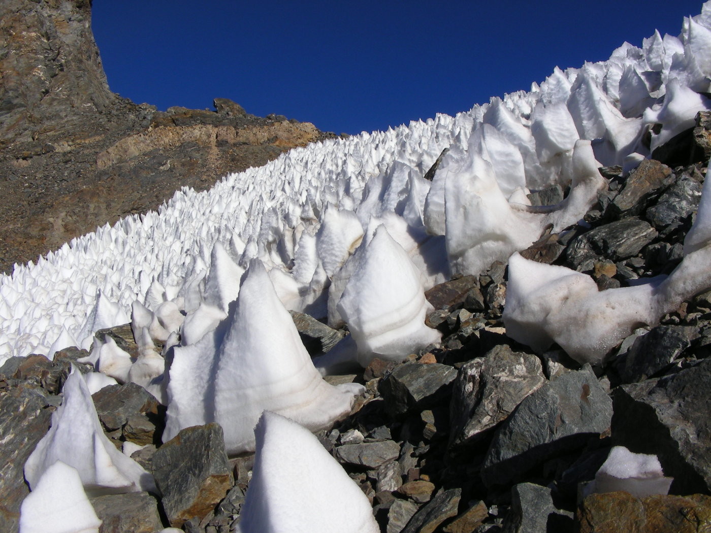 Llegando al paso, los primeros penitentes.