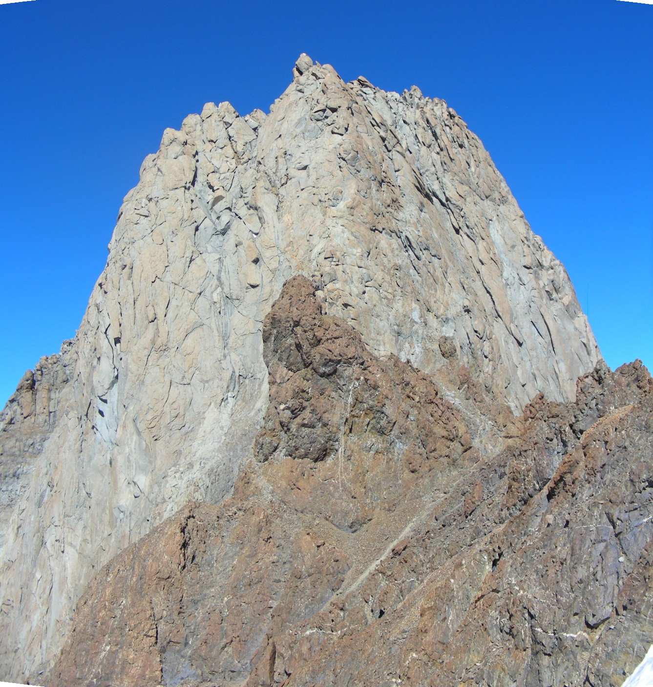 L'éperon N de la Torre del Campanario (devant, le grand gendarme marron)