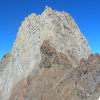L'éperon N de la Torre del Campanario (devant, le grand gendarme marron)