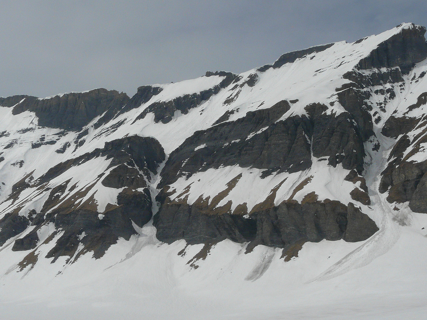 La Tête du Grenairon, le couloir du Grenairon (pour la pointe de Finive) à droite et le couloir de la face E à gauche