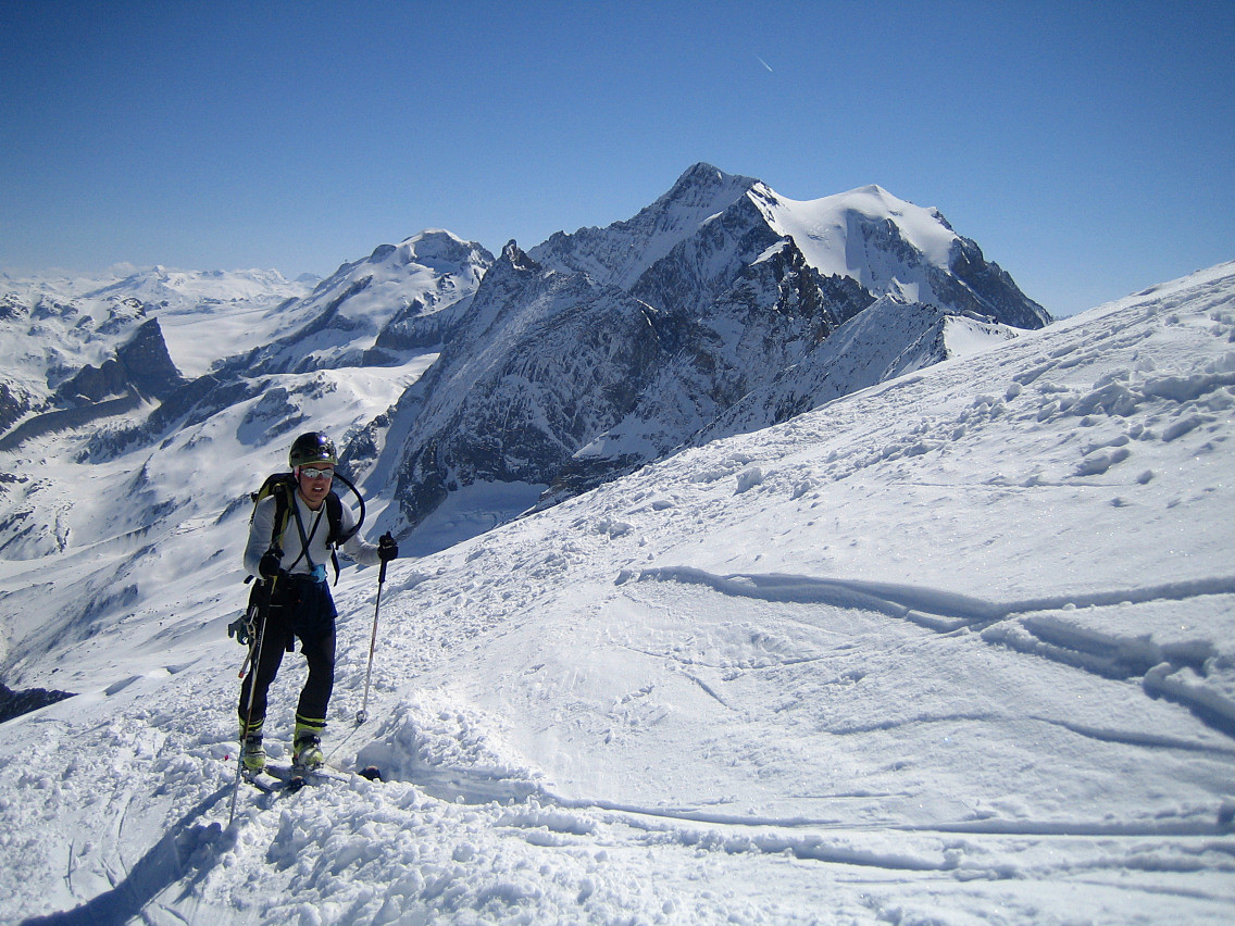 Afin de dégager de grands espaces bien skiant, notre sommet avait repoussé les faces N au fond grace à son grand bec.