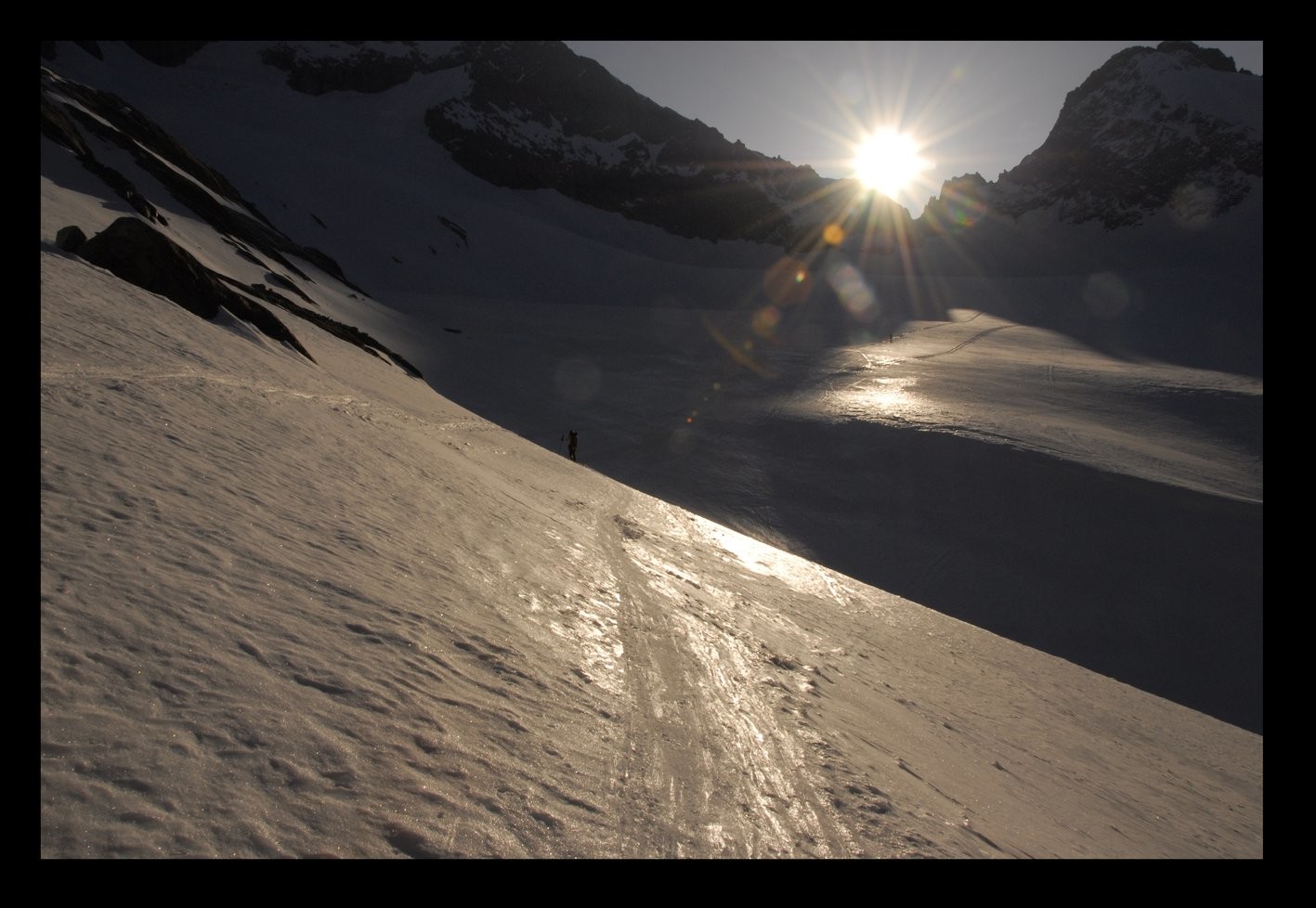 Le soleil passe la Brèche du Rateau