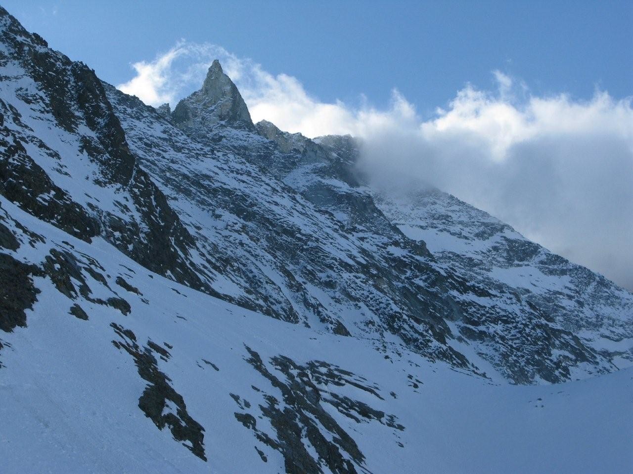 L'Aiguille de la Tsa balayée par le foehn