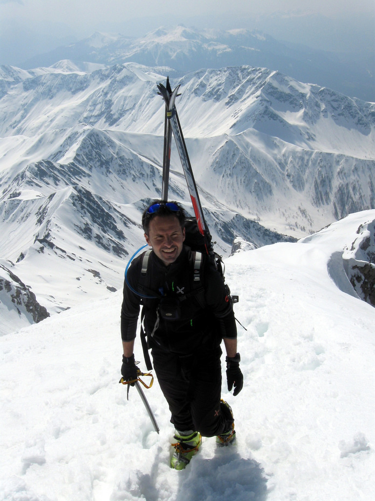 Stefano arriva in cima: quanta neve in Carniche!
