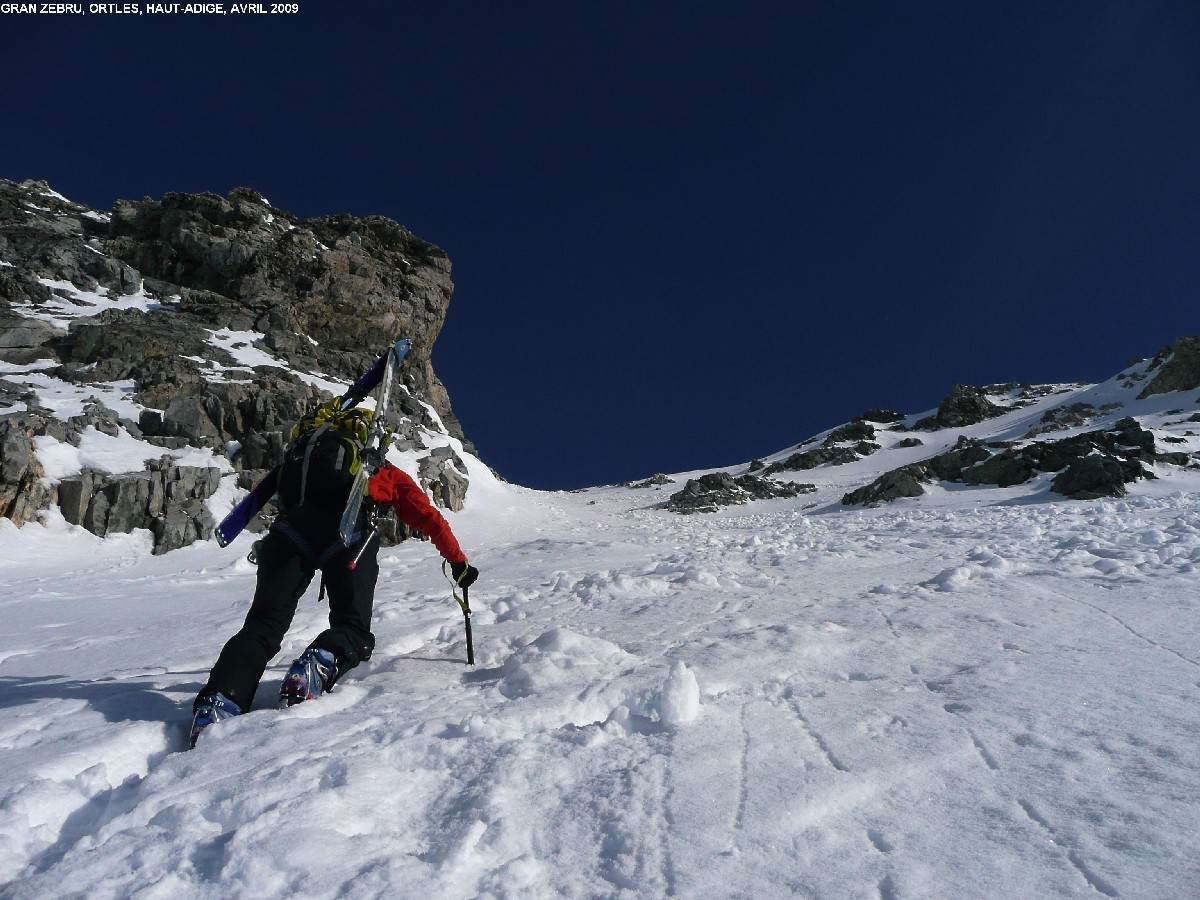 Agnès dans le couloir sud donnant accès à l'épaule sommitale du Gran Zebru