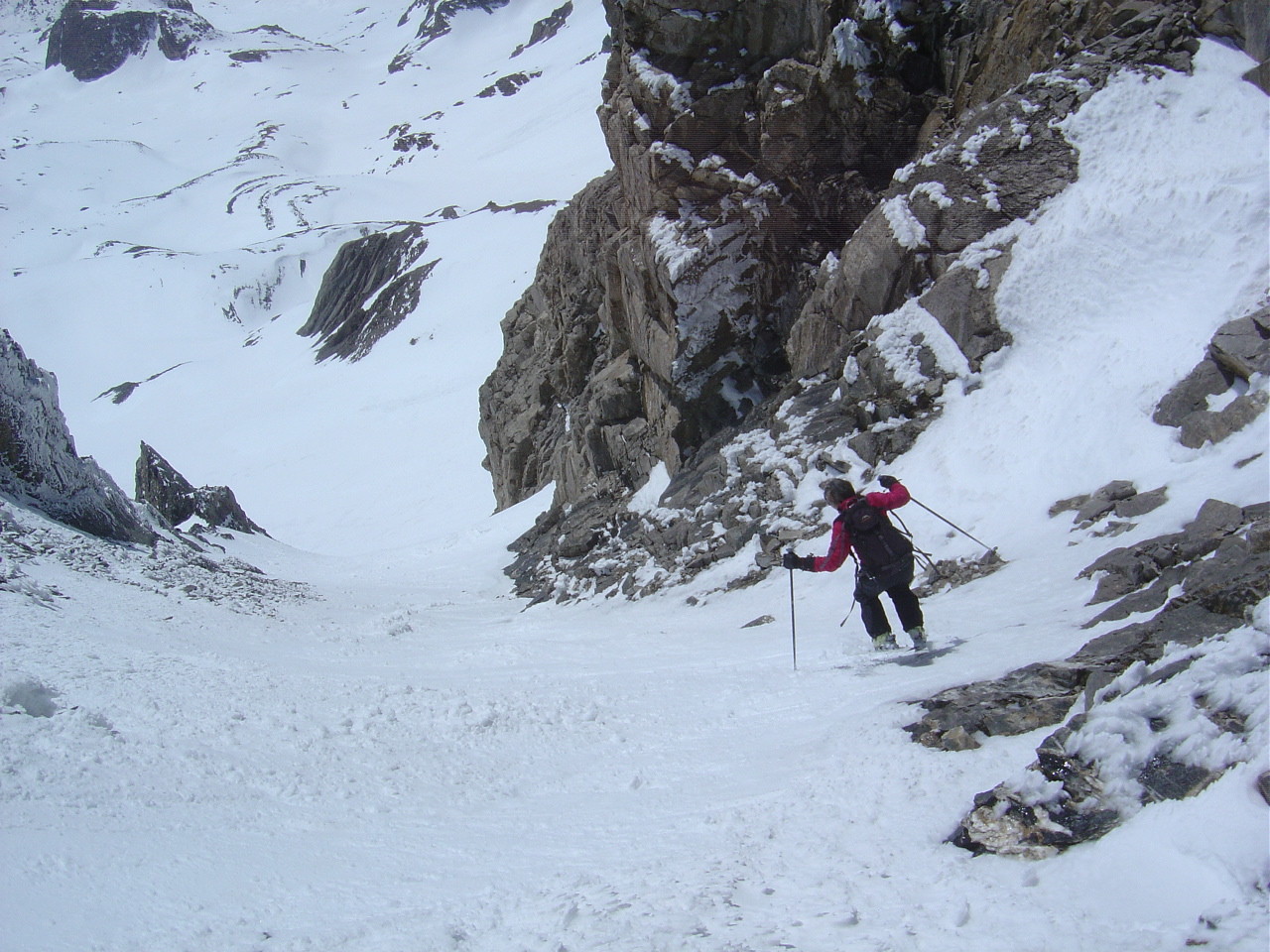 Marianne dans la descente du couloir de la Lauza