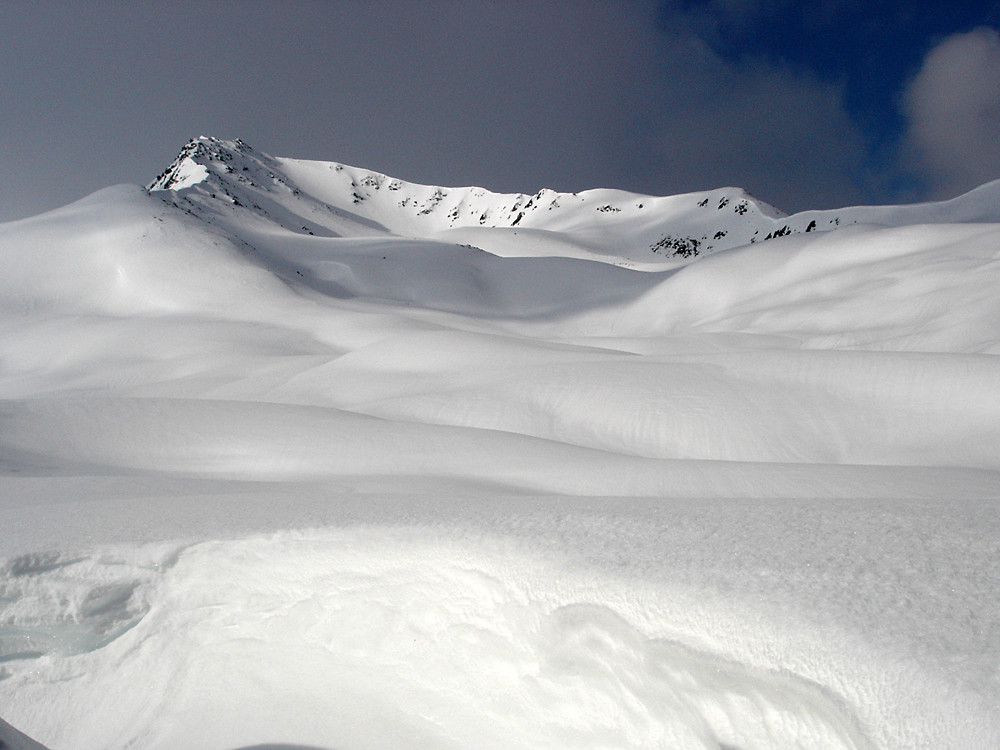 l'invitante vallone culminante alla quota 2846 m, posta a NW del Piz Sursass