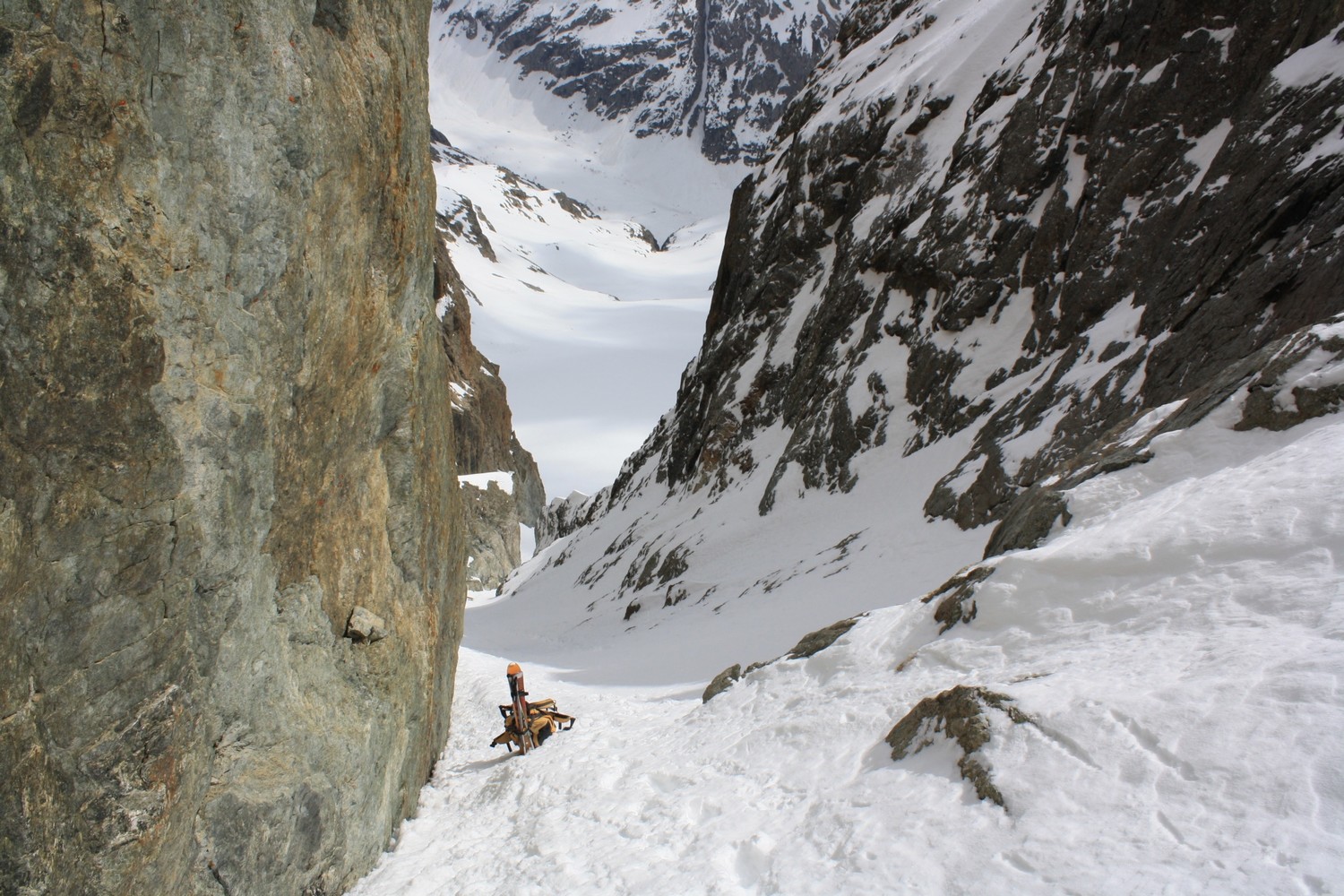 Vue plongeante sur le couloir E, de la Brèche du Rouget