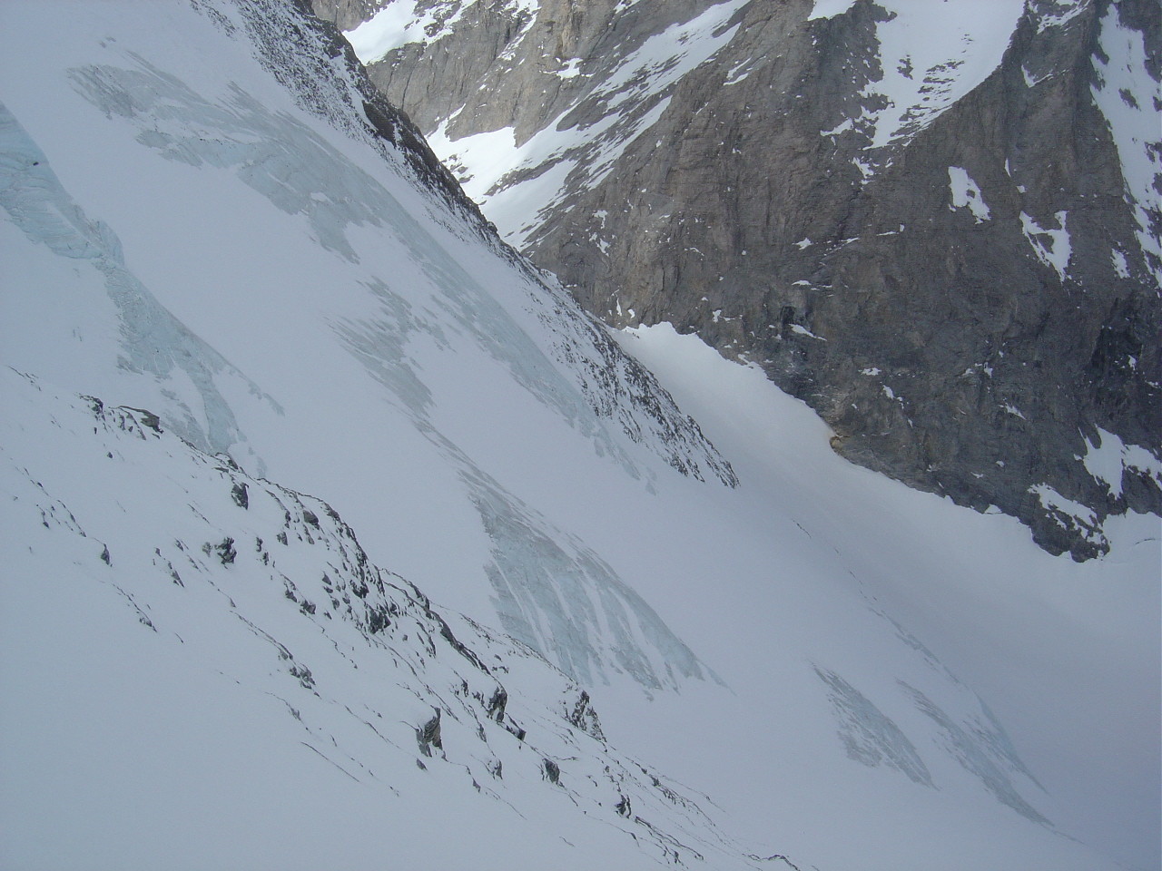 Vue plongeante sur le bas de la face et le col de la Grande Casse