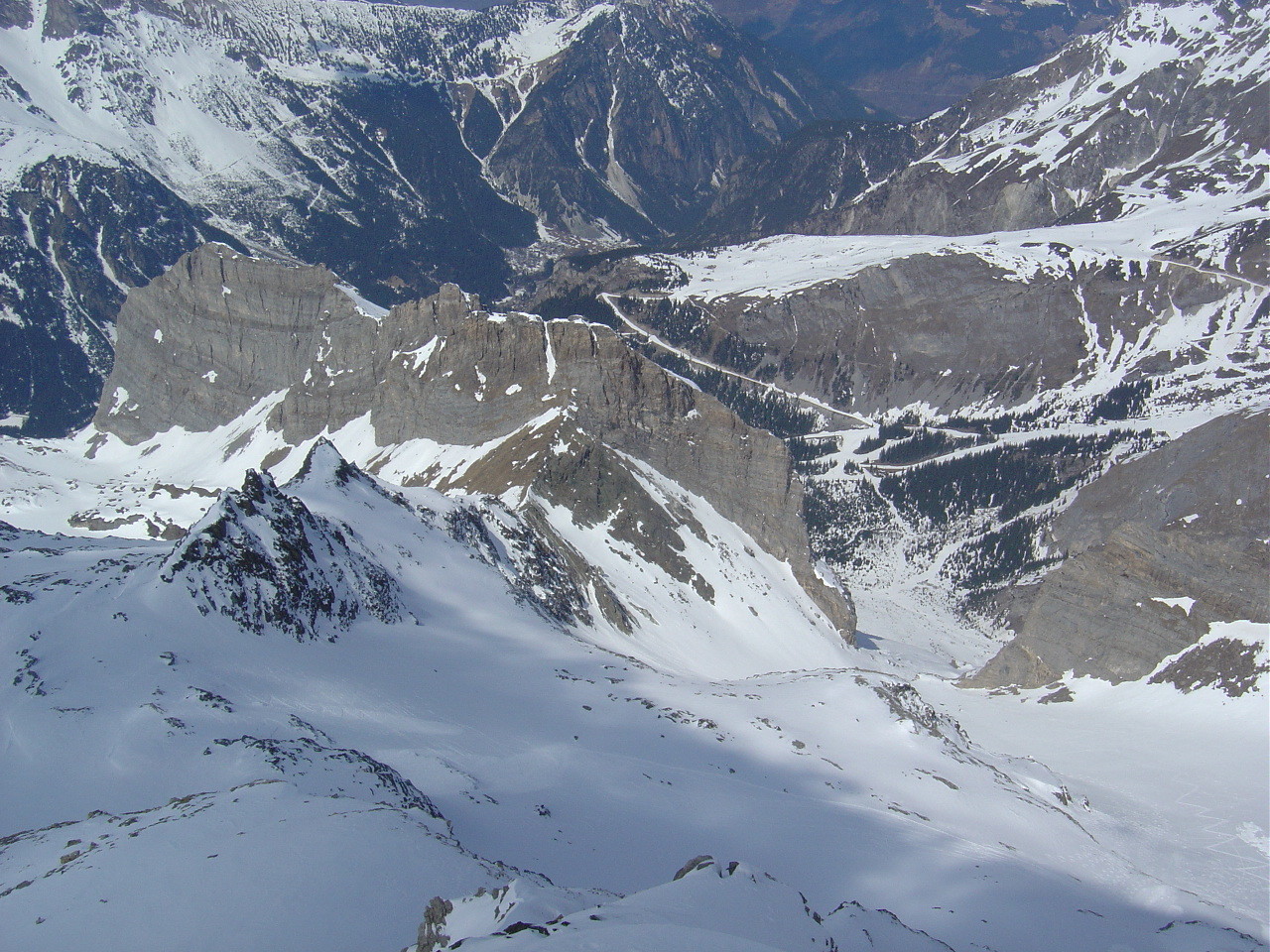 Après les vallonnements, le profond cirque du Dard vu du sommet