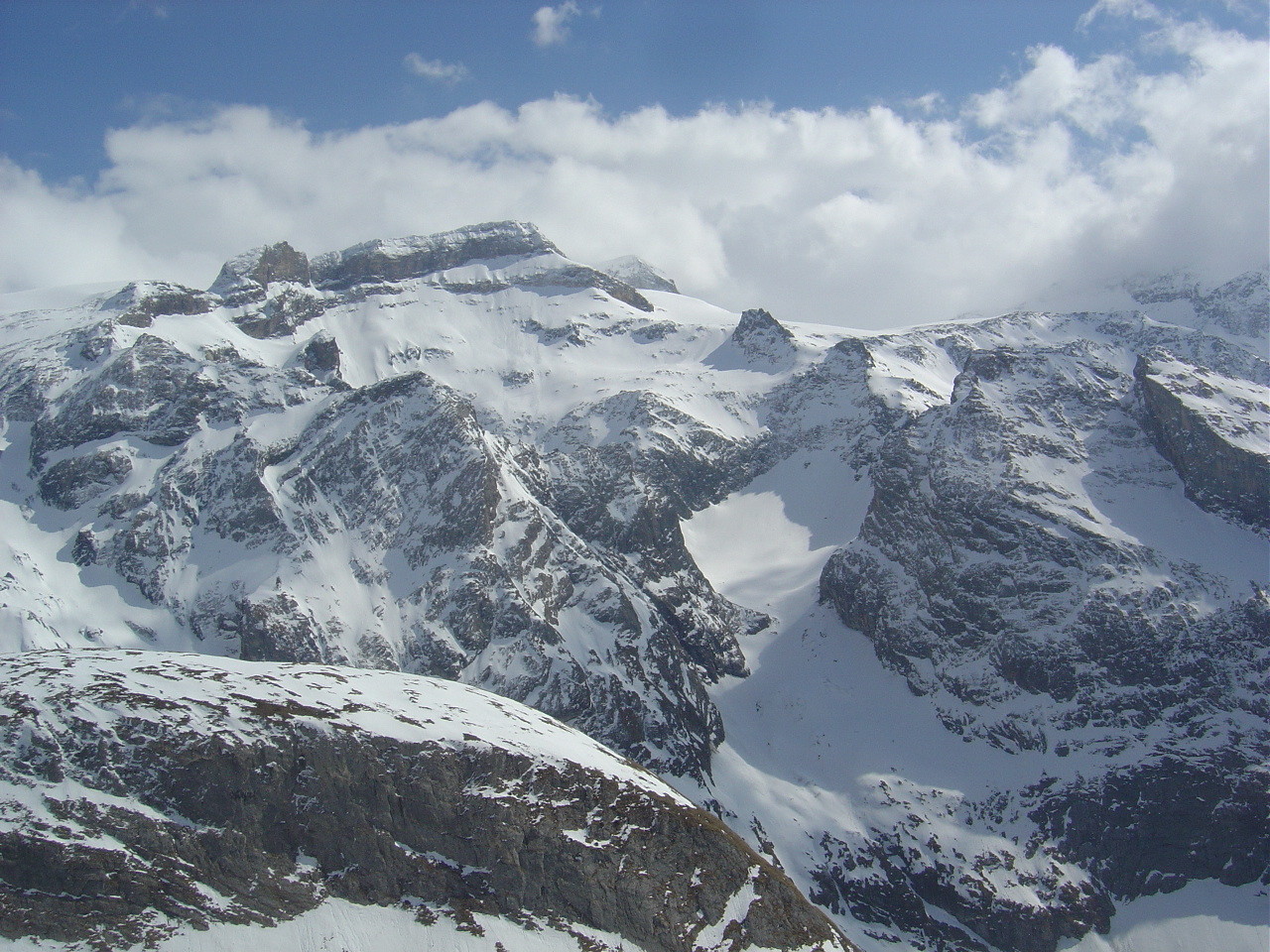 La Pointe du Dard domine son cirque. Vue du haut des pistes du Bochor