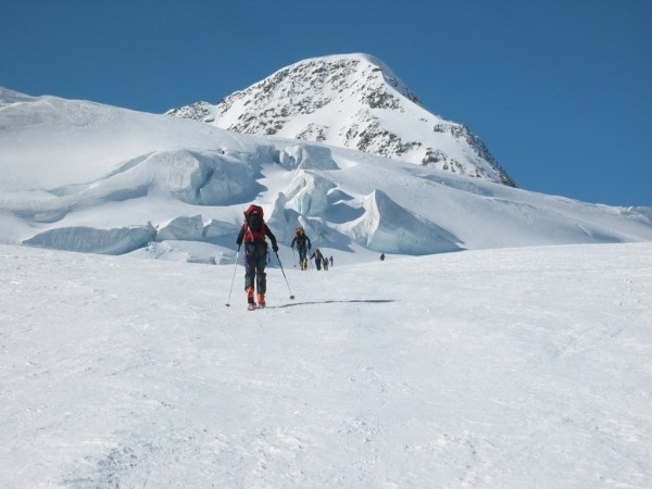 Salendo alla Wildspitze. Sullo sfondo l'Hint.Brochkogel.