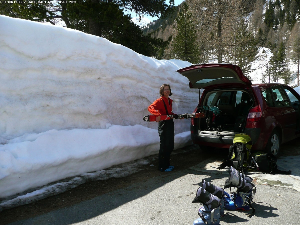 De retour dans le Val Martell, encore plus de 2m de neige au parking de l'Hotel Schönblick...
