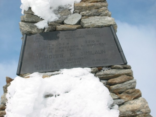 In discesa dal Similaun traversando verso l'Hochjoch Hospiz si incontra l'obelisco che ricorda il luogo di ritrovamento dell'uomo del Similaun.