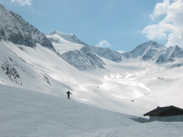 Scendendo dall'Hochvernagt Sp.. Vista dalla Taschach Hause sul bacino del Sexegertenferner.