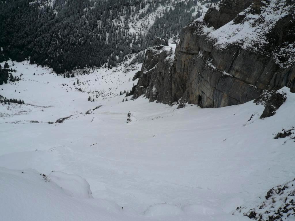 Vue plongeante sur la combe d'Aussel encore bien enneigée