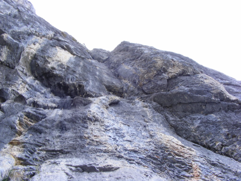 Depuis le bas, vue sur L1 (qui suit la fissure en traversee) et le depart de L2 dans le diedre