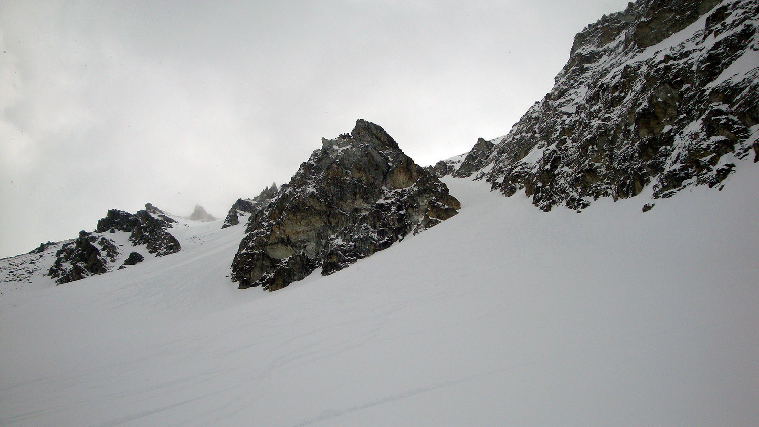 2 couloirs possibles vu du bas (gauche sommet)